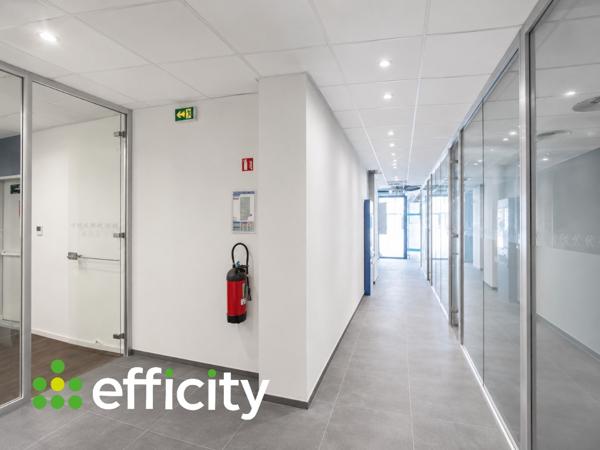 Local Commercial
        
        - 256 m² 327 600 € *