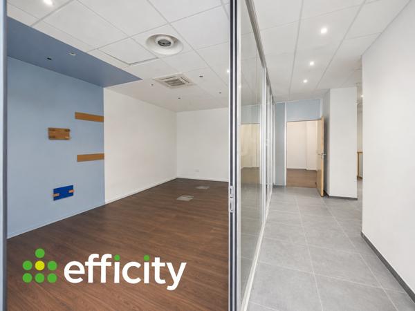 Local Commercial
        
        - 256 m² 327 600 € *