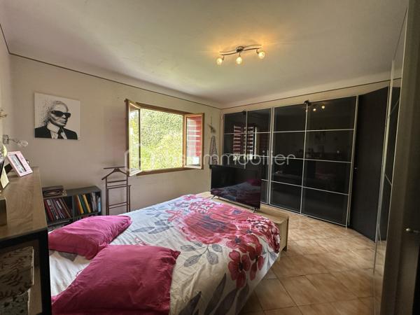 Et si votre prochaine maison était bien plus qu’une simple adresse ?

À deux pas du cœur de La Valette, une élégante propriété aux multiples possibilités....dans un quartier résidentiel prisé où tout se fait à pied — écoles, crèches, commerces et transports — cette propriété offre un équilibre rare entre la tranquillité d’une maison de famille et le confort d’une vie citadine.

Implantée sur un magnifique terrain arboré d’environ 900 m², cette villa développe près de 205 m² habitables (environ 240 m² de surfaces utiles) et a été pensée pour accueillir tous les projets de vie.

La villa se compose de deux espaces de vie indépendants.

Au rez-de-chaussée, un confortable T3 d’environ 85 m² offre un vaste séjour lumineux, une cuisine indépendante, deux chambres avec placards, une salle d’eau et des toilettes séparées. Un espace idéal pour recevoir les grands-parents, loger un jeune adulte en quête d’indépendance, accueillir des amis ou développer un projet locatif.

À l’étage, les pièces de vie séduisent par leurs volumes et leur luminosité. Le salon-séjour s’ouvre sur une agréable véranda baignée de lumière, véritable prolongement de la maison au fil des saisons. Une cuisine indépendante, deux chambres, un bureau, une salle de bains, une salle d’eau et des toilettes indépendantes complètent ce niveau.

Garage de 20 m2 électrifié avec point d eau , local à vélos, forage, nombreux stationnements et piscine viennent parfaire les prestations de cette propriété où chaque espace a été imaginé pour faciliter le quotidien.

Plus qu’une maison, c’est un véritable lieu de vie où chacun trouvera sa place, où les générations pourront se retrouver tout en préservant leur indépendance, et où chaque saison offrira son lot de souvenirs.

Une adresse rare, une maison de cœur, prête à écrire le prochain chapitre de votre histoire familiale.