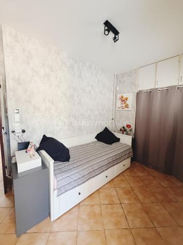 Et si votre prochaine maison était bien plus qu’une simple adresse ?

À deux pas du cœur de La Valette, une élégante propriété aux multiples possibilités....dans un quartier résidentiel prisé où tout se fait à pied — écoles, crèches, commerces et transports — cette propriété offre un équilibre rare entre la tranquillité d’une maison de famille et le confort d’une vie citadine.

Implantée sur un magnifique terrain arboré d’environ 900 m², cette villa développe près de 205 m² habitables (environ 240 m² de surfaces utiles) et a été pensée pour accueillir tous les projets de vie.

La villa se compose de deux espaces de vie indépendants.

Au rez-de-chaussée, un confortable T3 d’environ 85 m² offre un vaste séjour lumineux, une cuisine indépendante, deux chambres avec placards, une salle d’eau et des toilettes séparées. Un espace idéal pour recevoir les grands-parents, loger un jeune adulte en quête d’indépendance, accueillir des amis ou développer un projet locatif.

À l’étage, les pièces de vie séduisent par leurs volumes et leur luminosité. Le salon-séjour s’ouvre sur une agréable véranda baignée de lumière, véritable prolongement de la maison au fil des saisons. Une cuisine indépendante, deux chambres, un bureau, une salle de bains, une salle d’eau et des toilettes indépendantes complètent ce niveau.

Garage de 20 m2 électrifié avec point d eau , local à vélos, forage, nombreux stationnements et piscine viennent parfaire les prestations de cette propriété où chaque espace a été imaginé pour faciliter le quotidien.

Plus qu’une maison, c’est un véritable lieu de vie où chacun trouvera sa place, où les générations pourront se retrouver tout en préservant leur indépendance, et où chaque saison offrira son lot de souvenirs.

Une adresse rare, une maison de cœur, prête à écrire le prochain chapitre de votre histoire familiale.