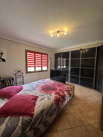 Et si votre prochaine maison était bien plus qu’une simple adresse ?

À deux pas du cœur de La Valette, une élégante propriété aux multiples possibilités....dans un quartier résidentiel prisé où tout se fait à pied — écoles, crèches, commerces et transports — cette propriété offre un équilibre rare entre la tranquillité d’une maison de famille et le confort d’une vie citadine.

Implantée sur un magnifique terrain arboré d’environ 900 m², cette villa développe près de 205 m² habitables (environ 240 m² de surfaces utiles) et a été pensée pour accueillir tous les projets de vie.

La villa se compose de deux espaces de vie indépendants.

Au rez-de-chaussée, un confortable T3 d’environ 85 m² offre un vaste séjour lumineux, une cuisine indépendante, deux chambres avec placards, une salle d’eau et des toilettes séparées. Un espace idéal pour recevoir les grands-parents, loger un jeune adulte en quête d’indépendance, accueillir des amis ou développer un projet locatif.

À l’étage, les pièces de vie séduisent par leurs volumes et leur luminosité. Le salon-séjour s’ouvre sur une agréable véranda baignée de lumière, véritable prolongement de la maison au fil des saisons. Une cuisine indépendante, deux chambres, un bureau, une salle de bains, une salle d’eau et des toilettes indépendantes complètent ce niveau.

Garage de 20 m2 électrifié avec point d eau , local à vélos, forage, nombreux stationnements et piscine viennent parfaire les prestations de cette propriété où chaque espace a été imaginé pour faciliter le quotidien.

Plus qu’une maison, c’est un véritable lieu de vie où chacun trouvera sa place, où les générations pourront se retrouver tout en préservant leur indépendance, et où chaque saison offrira son lot de souvenirs.

Une adresse rare, une maison de cœur, prête à écrire le prochain chapitre de votre histoire familiale.