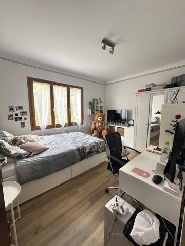 Et si votre prochaine maison était bien plus qu’une simple adresse ?

À deux pas du cœur de La Valette, une élégante propriété aux multiples possibilités....dans un quartier résidentiel prisé où tout se fait à pied — écoles, crèches, commerces et transports — cette propriété offre un équilibre rare entre la tranquillité d’une maison de famille et le confort d’une vie citadine.

Implantée sur un magnifique terrain arboré d’environ 900 m², cette villa développe près de 205 m² habitables (environ 240 m² de surfaces utiles) et a été pensée pour accueillir tous les projets de vie.

La villa se compose de deux espaces de vie indépendants.

Au rez-de-chaussée, un confortable T3 d’environ 85 m² offre un vaste séjour lumineux, une cuisine indépendante, deux chambres avec placards, une salle d’eau et des toilettes séparées. Un espace idéal pour recevoir les grands-parents, loger un jeune adulte en quête d’indépendance, accueillir des amis ou développer un projet locatif.

À l’étage, les pièces de vie séduisent par leurs volumes et leur luminosité. Le salon-séjour s’ouvre sur une agréable véranda baignée de lumière, véritable prolongement de la maison au fil des saisons. Une cuisine indépendante, deux chambres, un bureau, une salle de bains, une salle d’eau et des toilettes indépendantes complètent ce niveau.

Garage de 20 m2 électrifié avec point d eau , local à vélos, forage, nombreux stationnements et piscine viennent parfaire les prestations de cette propriété où chaque espace a été imaginé pour faciliter le quotidien.

Plus qu’une maison, c’est un véritable lieu de vie où chacun trouvera sa place, où les générations pourront se retrouver tout en préservant leur indépendance, et où chaque saison offrira son lot de souvenirs.

Une adresse rare, une maison de cœur, prête à écrire le prochain chapitre de votre histoire familiale.
