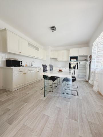 Et si votre prochaine maison était bien plus qu’une simple adresse ?

À deux pas du cœur de La Valette, une élégante propriété aux multiples possibilités....dans un quartier résidentiel prisé où tout se fait à pied — écoles, crèches, commerces et transports — cette propriété offre un équilibre rare entre la tranquillité d’une maison de famille et le confort d’une vie citadine.

Implantée sur un magnifique terrain arboré d’environ 900 m², cette villa développe près de 205 m² habitables (environ 240 m² de surfaces utiles) et a été pensée pour accueillir tous les projets de vie.

La villa se compose de deux espaces de vie indépendants.

Au rez-de-chaussée, un confortable T3 d’environ 85 m² offre un vaste séjour lumineux, une cuisine indépendante, deux chambres avec placards, une salle d’eau et des toilettes séparées. Un espace idéal pour recevoir les grands-parents, loger un jeune adulte en quête d’indépendance, accueillir des amis ou développer un projet locatif.

À l’étage, les pièces de vie séduisent par leurs volumes et leur luminosité. Le salon-séjour s’ouvre sur une agréable véranda baignée de lumière, véritable prolongement de la maison au fil des saisons. Une cuisine indépendante, deux chambres, un bureau, une salle de bains, une salle d’eau et des toilettes indépendantes complètent ce niveau.

Garage de 20 m2 électrifié avec point d eau , local à vélos, forage, nombreux stationnements et piscine viennent parfaire les prestations de cette propriété où chaque espace a été imaginé pour faciliter le quotidien.

Plus qu’une maison, c’est un véritable lieu de vie où chacun trouvera sa place, où les générations pourront se retrouver tout en préservant leur indépendance, et où chaque saison offrira son lot de souvenirs.

Une adresse rare, une maison de cœur, prête à écrire le prochain chapitre de votre histoire familiale.