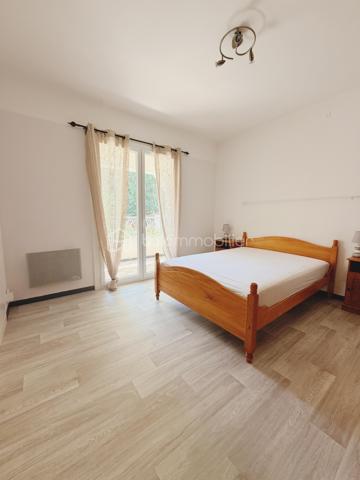 Et si votre prochaine maison était bien plus qu’une simple adresse ?

À deux pas du cœur de La Valette, une élégante propriété aux multiples possibilités....dans un quartier résidentiel prisé où tout se fait à pied — écoles, crèches, commerces et transports — cette propriété offre un équilibre rare entre la tranquillité d’une maison de famille et le confort d’une vie citadine.

Implantée sur un magnifique terrain arboré d’environ 900 m², cette villa développe près de 205 m² habitables (environ 240 m² de surfaces utiles) et a été pensée pour accueillir tous les projets de vie.

La villa se compose de deux espaces de vie indépendants.

Au rez-de-chaussée, un confortable T3 d’environ 85 m² offre un vaste séjour lumineux, une cuisine indépendante, deux chambres avec placards, une salle d’eau et des toilettes séparées. Un espace idéal pour recevoir les grands-parents, loger un jeune adulte en quête d’indépendance, accueillir des amis ou développer un projet locatif.

À l’étage, les pièces de vie séduisent par leurs volumes et leur luminosité. Le salon-séjour s’ouvre sur une agréable véranda baignée de lumière, véritable prolongement de la maison au fil des saisons. Une cuisine indépendante, deux chambres, un bureau, une salle de bains, une salle d’eau et des toilettes indépendantes complètent ce niveau.

Garage de 20 m2 électrifié avec point d eau , local à vélos, forage, nombreux stationnements et piscine viennent parfaire les prestations de cette propriété où chaque espace a été imaginé pour faciliter le quotidien.

Plus qu’une maison, c’est un véritable lieu de vie où chacun trouvera sa place, où les générations pourront se retrouver tout en préservant leur indépendance, et où chaque saison offrira son lot de souvenirs.

Une adresse rare, une maison de cœur, prête à écrire le prochain chapitre de votre histoire familiale.