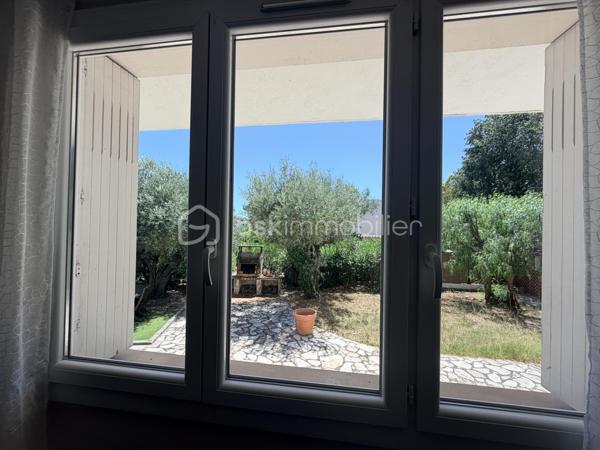 Et si votre prochaine maison était bien plus qu’une simple adresse ?

À deux pas du cœur de La Valette, une élégante propriété aux multiples possibilités....dans un quartier résidentiel prisé où tout se fait à pied — écoles, crèches, commerces et transports — cette propriété offre un équilibre rare entre la tranquillité d’une maison de famille et le confort d’une vie citadine.

Implantée sur un magnifique terrain arboré d’environ 900 m², cette villa développe près de 205 m² habitables (environ 240 m² de surfaces utiles) et a été pensée pour accueillir tous les projets de vie.

La villa se compose de deux espaces de vie indépendants.

Au rez-de-chaussée, un confortable T3 d’environ 85 m² offre un vaste séjour lumineux, une cuisine indépendante, deux chambres avec placards, une salle d’eau et des toilettes séparées. Un espace idéal pour recevoir les grands-parents, loger un jeune adulte en quête d’indépendance, accueillir des amis ou développer un projet locatif.

À l’étage, les pièces de vie séduisent par leurs volumes et leur luminosité. Le salon-séjour s’ouvre sur une agréable véranda baignée de lumière, véritable prolongement de la maison au fil des saisons. Une cuisine indépendante, deux chambres, un bureau, une salle de bains, une salle d’eau et des toilettes indépendantes complètent ce niveau.

Garage de 20 m2 électrifié avec point d eau , local à vélos, forage, nombreux stationnements et piscine viennent parfaire les prestations de cette propriété où chaque espace a été imaginé pour faciliter le quotidien.

Plus qu’une maison, c’est un véritable lieu de vie où chacun trouvera sa place, où les générations pourront se retrouver tout en préservant leur indépendance, et où chaque saison offrira son lot de souvenirs.

Une adresse rare, une maison de cœur, prête à écrire le prochain chapitre de votre histoire familiale.