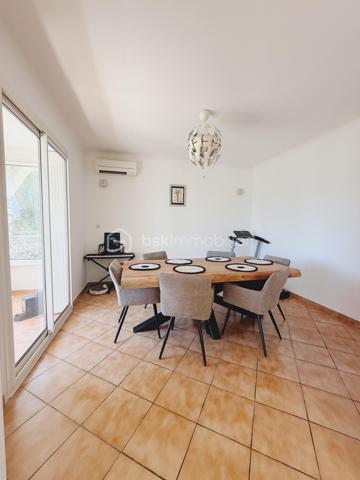 Et si votre prochaine maison était bien plus qu’une simple adresse ?

À deux pas du cœur de La Valette, une élégante propriété aux multiples possibilités....dans un quartier résidentiel prisé où tout se fait à pied — écoles, crèches, commerces et transports — cette propriété offre un équilibre rare entre la tranquillité d’une maison de famille et le confort d’une vie citadine.

Implantée sur un magnifique terrain arboré d’environ 900 m², cette villa développe près de 205 m² habitables (environ 240 m² de surfaces utiles) et a été pensée pour accueillir tous les projets de vie.

La villa se compose de deux espaces de vie indépendants.

Au rez-de-chaussée, un confortable T3 d’environ 85 m² offre un vaste séjour lumineux, une cuisine indépendante, deux chambres avec placards, une salle d’eau et des toilettes séparées. Un espace idéal pour recevoir les grands-parents, loger un jeune adulte en quête d’indépendance, accueillir des amis ou développer un projet locatif.

À l’étage, les pièces de vie séduisent par leurs volumes et leur luminosité. Le salon-séjour s’ouvre sur une agréable véranda baignée de lumière, véritable prolongement de la maison au fil des saisons. Une cuisine indépendante, deux chambres, un bureau, une salle de bains, une salle d’eau et des toilettes indépendantes complètent ce niveau.

Garage de 20 m2 électrifié avec point d eau , local à vélos, forage, nombreux stationnements et piscine viennent parfaire les prestations de cette propriété où chaque espace a été imaginé pour faciliter le quotidien.

Plus qu’une maison, c’est un véritable lieu de vie où chacun trouvera sa place, où les générations pourront se retrouver tout en préservant leur indépendance, et où chaque saison offrira son lot de souvenirs.

Une adresse rare, une maison de cœur, prête à écrire le prochain chapitre de votre histoire familiale.