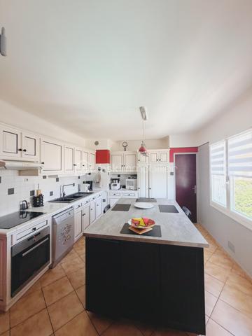 Et si votre prochaine maison était bien plus qu’une simple adresse ?

À deux pas du cœur de La Valette, une élégante propriété aux multiples possibilités....dans un quartier résidentiel prisé où tout se fait à pied — écoles, crèches, commerces et transports — cette propriété offre un équilibre rare entre la tranquillité d’une maison de famille et le confort d’une vie citadine.

Implantée sur un magnifique terrain arboré d’environ 900 m², cette villa développe près de 205 m² habitables (environ 240 m² de surfaces utiles) et a été pensée pour accueillir tous les projets de vie.

La villa se compose de deux espaces de vie indépendants.

Au rez-de-chaussée, un confortable T3 d’environ 85 m² offre un vaste séjour lumineux, une cuisine indépendante, deux chambres avec placards, une salle d’eau et des toilettes séparées. Un espace idéal pour recevoir les grands-parents, loger un jeune adulte en quête d’indépendance, accueillir des amis ou développer un projet locatif.

À l’étage, les pièces de vie séduisent par leurs volumes et leur luminosité. Le salon-séjour s’ouvre sur une agréable véranda baignée de lumière, véritable prolongement de la maison au fil des saisons. Une cuisine indépendante, deux chambres, un bureau, une salle de bains, une salle d’eau et des toilettes indépendantes complètent ce niveau.

Garage de 20 m2 électrifié avec point d eau , local à vélos, forage, nombreux stationnements et piscine viennent parfaire les prestations de cette propriété où chaque espace a été imaginé pour faciliter le quotidien.

Plus qu’une maison, c’est un véritable lieu de vie où chacun trouvera sa place, où les générations pourront se retrouver tout en préservant leur indépendance, et où chaque saison offrira son lot de souvenirs.

Une adresse rare, une maison de cœur, prête à écrire le prochain chapitre de votre histoire familiale.