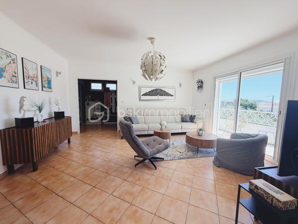 Et si votre prochaine maison était bien plus qu’une simple adresse ?

À deux pas du cœur de La Valette, une élégante propriété aux multiples possibilités....dans un quartier résidentiel prisé où tout se fait à pied — écoles, crèches, commerces et transports — cette propriété offre un équilibre rare entre la tranquillité d’une maison de famille et le confort d’une vie citadine.

Implantée sur un magnifique terrain arboré d’environ 900 m², cette villa développe près de 205 m² habitables (environ 240 m² de surfaces utiles) et a été pensée pour accueillir tous les projets de vie.

La villa se compose de deux espaces de vie indépendants.

Au rez-de-chaussée, un confortable T3 d’environ 85 m² offre un vaste séjour lumineux, une cuisine indépendante, deux chambres avec placards, une salle d’eau et des toilettes séparées. Un espace idéal pour recevoir les grands-parents, loger un jeune adulte en quête d’indépendance, accueillir des amis ou développer un projet locatif.

À l’étage, les pièces de vie séduisent par leurs volumes et leur luminosité. Le salon-séjour s’ouvre sur une agréable véranda baignée de lumière, véritable prolongement de la maison au fil des saisons. Une cuisine indépendante, deux chambres, un bureau, une salle de bains, une salle d’eau et des toilettes indépendantes complètent ce niveau.

Garage de 20 m2 électrifié avec point d eau , local à vélos, forage, nombreux stationnements et piscine viennent parfaire les prestations de cette propriété où chaque espace a été imaginé pour faciliter le quotidien.

Plus qu’une maison, c’est un véritable lieu de vie où chacun trouvera sa place, où les générations pourront se retrouver tout en préservant leur indépendance, et où chaque saison offrira son lot de souvenirs.

Une adresse rare, une maison de cœur, prête à écrire le prochain chapitre de votre histoire familiale.