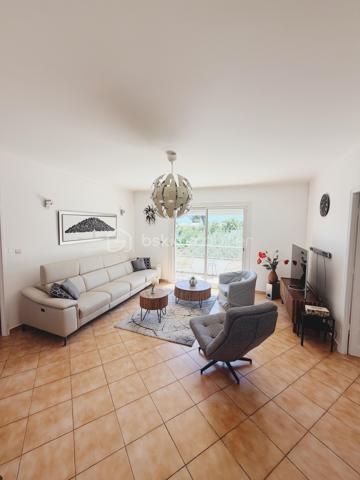Et si votre prochaine maison était bien plus qu’une simple adresse ?

À deux pas du cœur de La Valette, une élégante propriété aux multiples possibilités....dans un quartier résidentiel prisé où tout se fait à pied — écoles, crèches, commerces et transports — cette propriété offre un équilibre rare entre la tranquillité d’une maison de famille et le confort d’une vie citadine.

Implantée sur un magnifique terrain arboré d’environ 900 m², cette villa développe près de 205 m² habitables (environ 240 m² de surfaces utiles) et a été pensée pour accueillir tous les projets de vie.

La villa se compose de deux espaces de vie indépendants.

Au rez-de-chaussée, un confortable T3 d’environ 85 m² offre un vaste séjour lumineux, une cuisine indépendante, deux chambres avec placards, une salle d’eau et des toilettes séparées. Un espace idéal pour recevoir les grands-parents, loger un jeune adulte en quête d’indépendance, accueillir des amis ou développer un projet locatif.

À l’étage, les pièces de vie séduisent par leurs volumes et leur luminosité. Le salon-séjour s’ouvre sur une agréable véranda baignée de lumière, véritable prolongement de la maison au fil des saisons. Une cuisine indépendante, deux chambres, un bureau, une salle de bains, une salle d’eau et des toilettes indépendantes complètent ce niveau.

Garage de 20 m2 électrifié avec point d eau , local à vélos, forage, nombreux stationnements et piscine viennent parfaire les prestations de cette propriété où chaque espace a été imaginé pour faciliter le quotidien.

Plus qu’une maison, c’est un véritable lieu de vie où chacun trouvera sa place, où les générations pourront se retrouver tout en préservant leur indépendance, et où chaque saison offrira son lot de souvenirs.

Une adresse rare, une maison de cœur, prête à écrire le prochain chapitre de votre histoire familiale.