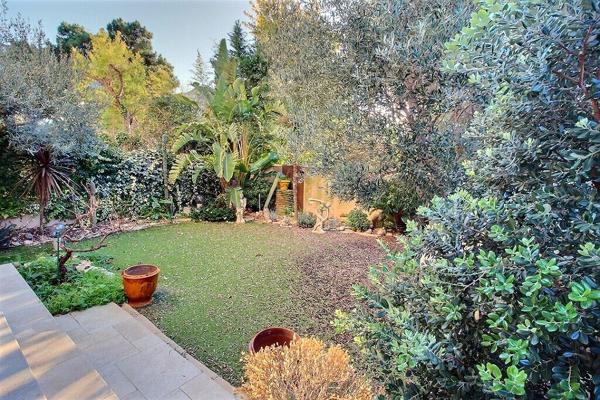 Appartement Marseille 8ème 4 pièces 88 m2 au pied des collines avec terrasse, jardin et garage fermé.