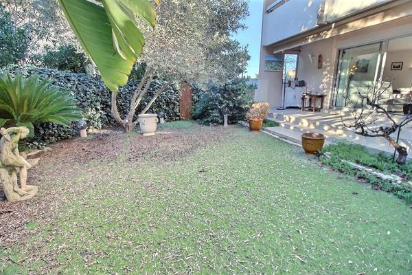 Appartement Marseille 8ème 4 pièces 88 m2 au pied des collines avec terrasse, jardin et garage fermé.