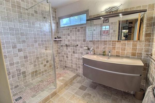 Appartement Marseille 8ème 4 pièces 88 m2 au pied des collines avec terrasse, jardin et garage fermé.