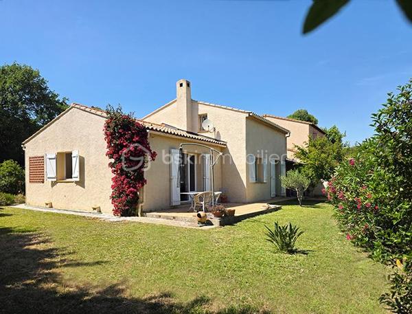OFFRE ACCEPTEE Dans le quartier très recherché de Costebelle, à quelques minutes des plages, des commerces et des commodités, cette maison bénéficie d'un emplacement idéal, dans un quartier résidentiel calme et arboré .

Edifiée en 1980 sur vide sanitaire, elle est équipée en grande partie avec des éléments d'origine, mais a été parfaitement entretenue . Sa configuration en fait une maison extrêmement agréable à vivre dans un des secteurs les plus appréciés de Hyères .
Elle est implantée sur un joli terrain de 500 m2 environ, sans vis à vis, joliment paysagé, et bénéficie d'une mitoyenneté uniquement par le garage .
La propriété dévoile une atmosphère  verdoyante et parfumée : grand jasmin, vignes, rosiers, grenadier, pelouse, bougainvillier, un jardin charmant et intimiste .

Le niveau principal qui offre une vie de plain-pied confortable est distribué ainsi : 
- Une grande entrée avec placard dessert un séjour / salle à manger lumineux  de 25 m2 avec cheminée insert ouvert sur la terrasse du  jardin par une belle baie vitrée  . 
- Une belle cuisine entièrement équipée, semi-ouverte sur l'espace salle à manger grâce à son bar/ passe-plat est prolongée par une loggia de 4 m2 . 
- Enfin, l'espace nuit avec deux chambres avec grand placards intégrés, dont une avec porte fenêtre donnant sur le jardin .
- une salle de bain avec grand placard, fenêtre et baignoire,
- et des toilettes séparées .
Le Rdc est équipée d'une climatisation qui arrose le salon et l'espace nuit .

A l'étage, accessible actuellement par un monte charge sur vérins hydrauliques, un véritable espace indépendant complète la maison ( devis en cours pour un escalier ou un élévateur plus moderne ) : Parfait pour un adolescent, un jeune adulte, un espace artistique .. selon vos envies .
- Salon/ chambre ou atelier, 16 m2 à aménager selon vos envies, avec de grands espaces de rangements sous les rampants .
- chambre séparée avec grand placard
- toilettes séparées avec placards
- salle d'eau avec douche et vasque .
Un étage confortable, lumineux  et agréable à vivre grâce à son parquet et à ses 4 fenêtres .

Un garage avec mezzanine complète le bien . Il est profond et accessible également par le jardin, où il est prolongé par un préau . Cette configuration est parfaite pour un espace bricolage .

Prestations : façade refaite en 2016 . Charpente traitée régulièrement, ( dernier traitement en 2024. ) double vitrage d'origine sur chassis bois fonctionnels partout, cheminée insert, volets PVC, climatisation réversible, tableau électrique changé il y a un an, isolation ouate soufflée, récupérateur d'eau de pluie .

Charges pour l' ASL, 192 € / an
Taxe foncière : 1665 €
