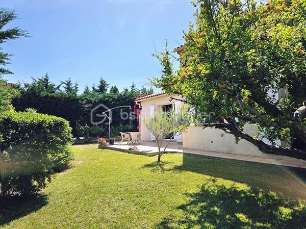OFFRE ACCEPTEE Dans le quartier très recherché de Costebelle, à quelques minutes des plages, des commerces et des commodités, cette maison bénéficie d'un emplacement idéal, dans un quartier résidentiel calme et arboré .

Edifiée en 1980 sur vide sanitaire, elle est équipée en grande partie avec des éléments d'origine, mais a été parfaitement entretenue . Sa configuration en fait une maison extrêmement agréable à vivre dans un des secteurs les plus appréciés de Hyères .
Elle est implantée sur un joli terrain de 500 m2 environ, sans vis à vis, joliment paysagé, et bénéficie d'une mitoyenneté uniquement par le garage .
La propriété dévoile une atmosphère  verdoyante et parfumée : grand jasmin, vignes, rosiers, grenadier, pelouse, bougainvillier, un jardin charmant et intimiste .

Le niveau principal qui offre une vie de plain-pied confortable est distribué ainsi : 
- Une grande entrée avec placard dessert un séjour / salle à manger lumineux  de 25 m2 avec cheminée insert ouvert sur la terrasse du  jardin par une belle baie vitrée  . 
- Une belle cuisine entièrement équipée, semi-ouverte sur l'espace salle à manger grâce à son bar/ passe-plat est prolongée par une loggia de 4 m2 . 
- Enfin, l'espace nuit avec deux chambres avec grand placards intégrés, dont une avec porte fenêtre donnant sur le jardin .
- une salle de bain avec grand placard, fenêtre et baignoire,
- et des toilettes séparées .
Le Rdc est équipée d'une climatisation qui arrose le salon et l'espace nuit .

A l'étage, accessible actuellement par un monte charge sur vérins hydrauliques, un véritable espace indépendant complète la maison ( devis en cours pour un escalier ou un élévateur plus moderne ) : Parfait pour un adolescent, un jeune adulte, un espace artistique .. selon vos envies .
- Salon/ chambre ou atelier, 16 m2 à aménager selon vos envies, avec de grands espaces de rangements sous les rampants .
- chambre séparée avec grand placard
- toilettes séparées avec placards
- salle d'eau avec douche et vasque .
Un étage confortable, lumineux  et agréable à vivre grâce à son parquet et à ses 4 fenêtres .

Un garage avec mezzanine complète le bien . Il est profond et accessible également par le jardin, où il est prolongé par un préau . Cette configuration est parfaite pour un espace bricolage .

Prestations : façade refaite en 2016 . Charpente traitée régulièrement, ( dernier traitement en 2024. ) double vitrage d'origine sur chassis bois fonctionnels partout, cheminée insert, volets PVC, climatisation réversible, tableau électrique changé il y a un an, isolation ouate soufflée, récupérateur d'eau de pluie .

Charges pour l' ASL, 192 € / an
Taxe foncière : 1665 €