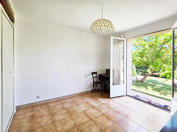 OFFRE ACCEPTEE Dans le quartier très recherché de Costebelle, à quelques minutes des plages, des commerces et des commodités, cette maison bénéficie d'un emplacement idéal, dans un quartier résidentiel calme et arboré .

Edifiée en 1980 sur vide sanitaire, elle est équipée en grande partie avec des éléments d'origine, mais a été parfaitement entretenue . Sa configuration en fait une maison extrêmement agréable à vivre dans un des secteurs les plus appréciés de Hyères .
Elle est implantée sur un joli terrain de 500 m2 environ, sans vis à vis, joliment paysagé, et bénéficie d'une mitoyenneté uniquement par le garage .
La propriété dévoile une atmosphère  verdoyante et parfumée : grand jasmin, vignes, rosiers, grenadier, pelouse, bougainvillier, un jardin charmant et intimiste .

Le niveau principal qui offre une vie de plain-pied confortable est distribué ainsi : 
- Une grande entrée avec placard dessert un séjour / salle à manger lumineux  de 25 m2 avec cheminée insert ouvert sur la terrasse du  jardin par une belle baie vitrée  . 
- Une belle cuisine entièrement équipée, semi-ouverte sur l'espace salle à manger grâce à son bar/ passe-plat est prolongée par une loggia de 4 m2 . 
- Enfin, l'espace nuit avec deux chambres avec grand placards intégrés, dont une avec porte fenêtre donnant sur le jardin .
- une salle de bain avec grand placard, fenêtre et baignoire,
- et des toilettes séparées .
Le Rdc est équipée d'une climatisation qui arrose le salon et l'espace nuit .

A l'étage, accessible actuellement par un monte charge sur vérins hydrauliques, un véritable espace indépendant complète la maison ( devis en cours pour un escalier ou un élévateur plus moderne ) : Parfait pour un adolescent, un jeune adulte, un espace artistique .. selon vos envies .
- Salon/ chambre ou atelier, 16 m2 à aménager selon vos envies, avec de grands espaces de rangements sous les rampants .
- chambre séparée avec grand placard
- toilettes séparées avec placards
- salle d'eau avec douche et vasque .
Un étage confortable, lumineux  et agréable à vivre grâce à son parquet et à ses 4 fenêtres .

Un garage avec mezzanine complète le bien . Il est profond et accessible également par le jardin, où il est prolongé par un préau . Cette configuration est parfaite pour un espace bricolage .

Prestations : façade refaite en 2016 . Charpente traitée régulièrement, ( dernier traitement en 2024. ) double vitrage d'origine sur chassis bois fonctionnels partout, cheminée insert, volets PVC, climatisation réversible, tableau électrique changé il y a un an, isolation ouate soufflée, récupérateur d'eau de pluie .

Charges pour l' ASL, 192 € / an
Taxe foncière : 1665 €