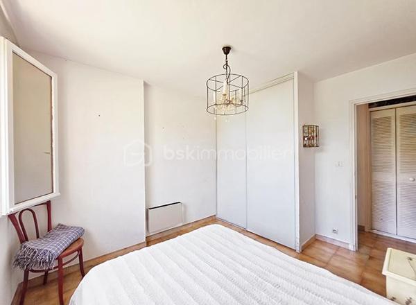 OFFRE ACCEPTEE Dans le quartier très recherché de Costebelle, à quelques minutes des plages, des commerces et des commodités, cette maison bénéficie d'un emplacement idéal, dans un quartier résidentiel calme et arboré .

Edifiée en 1980 sur vide sanitaire, elle est équipée en grande partie avec des éléments d'origine, mais a été parfaitement entretenue . Sa configuration en fait une maison extrêmement agréable à vivre dans un des secteurs les plus appréciés de Hyères .
Elle est implantée sur un joli terrain de 500 m2 environ, sans vis à vis, joliment paysagé, et bénéficie d'une mitoyenneté uniquement par le garage .
La propriété dévoile une atmosphère  verdoyante et parfumée : grand jasmin, vignes, rosiers, grenadier, pelouse, bougainvillier, un jardin charmant et intimiste .

Le niveau principal qui offre une vie de plain-pied confortable est distribué ainsi : 
- Une grande entrée avec placard dessert un séjour / salle à manger lumineux  de 25 m2 avec cheminée insert ouvert sur la terrasse du  jardin par une belle baie vitrée  . 
- Une belle cuisine entièrement équipée, semi-ouverte sur l'espace salle à manger grâce à son bar/ passe-plat est prolongée par une loggia de 4 m2 . 
- Enfin, l'espace nuit avec deux chambres avec grand placards intégrés, dont une avec porte fenêtre donnant sur le jardin .
- une salle de bain avec grand placard, fenêtre et baignoire,
- et des toilettes séparées .
Le Rdc est équipée d'une climatisation qui arrose le salon et l'espace nuit .

A l'étage, accessible actuellement par un monte charge sur vérins hydrauliques, un véritable espace indépendant complète la maison ( devis en cours pour un escalier ou un élévateur plus moderne ) : Parfait pour un adolescent, un jeune adulte, un espace artistique .. selon vos envies .
- Salon/ chambre ou atelier, 16 m2 à aménager selon vos envies, avec de grands espaces de rangements sous les rampants .
- chambre séparée avec grand placard
- toilettes séparées avec placards
- salle d'eau avec douche et vasque .
Un étage confortable, lumineux  et agréable à vivre grâce à son parquet et à ses 4 fenêtres .

Un garage avec mezzanine complète le bien . Il est profond et accessible également par le jardin, où il est prolongé par un préau . Cette configuration est parfaite pour un espace bricolage .

Prestations : façade refaite en 2016 . Charpente traitée régulièrement, ( dernier traitement en 2024. ) double vitrage d'origine sur chassis bois fonctionnels partout, cheminée insert, volets PVC, climatisation réversible, tableau électrique changé il y a un an, isolation ouate soufflée, récupérateur d'eau de pluie .

Charges pour l' ASL, 192 € / an
Taxe foncière : 1665 €