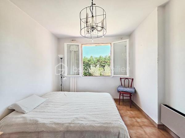 OFFRE ACCEPTEE Dans le quartier très recherché de Costebelle, à quelques minutes des plages, des commerces et des commodités, cette maison bénéficie d'un emplacement idéal, dans un quartier résidentiel calme et arboré .

Edifiée en 1980 sur vide sanitaire, elle est équipée en grande partie avec des éléments d'origine, mais a été parfaitement entretenue . Sa configuration en fait une maison extrêmement agréable à vivre dans un des secteurs les plus appréciés de Hyères .
Elle est implantée sur un joli terrain de 500 m2 environ, sans vis à vis, joliment paysagé, et bénéficie d'une mitoyenneté uniquement par le garage .
La propriété dévoile une atmosphère  verdoyante et parfumée : grand jasmin, vignes, rosiers, grenadier, pelouse, bougainvillier, un jardin charmant et intimiste .

Le niveau principal qui offre une vie de plain-pied confortable est distribué ainsi : 
- Une grande entrée avec placard dessert un séjour / salle à manger lumineux  de 25 m2 avec cheminée insert ouvert sur la terrasse du  jardin par une belle baie vitrée  . 
- Une belle cuisine entièrement équipée, semi-ouverte sur l'espace salle à manger grâce à son bar/ passe-plat est prolongée par une loggia de 4 m2 . 
- Enfin, l'espace nuit avec deux chambres avec grand placards intégrés, dont une avec porte fenêtre donnant sur le jardin .
- une salle de bain avec grand placard, fenêtre et baignoire,
- et des toilettes séparées .
Le Rdc est équipée d'une climatisation qui arrose le salon et l'espace nuit .

A l'étage, accessible actuellement par un monte charge sur vérins hydrauliques, un véritable espace indépendant complète la maison ( devis en cours pour un escalier ou un élévateur plus moderne ) : Parfait pour un adolescent, un jeune adulte, un espace artistique .. selon vos envies .
- Salon/ chambre ou atelier, 16 m2 à aménager selon vos envies, avec de grands espaces de rangements sous les rampants .
- chambre séparée avec grand placard
- toilettes séparées avec placards
- salle d'eau avec douche et vasque .
Un étage confortable, lumineux  et agréable à vivre grâce à son parquet et à ses 4 fenêtres .

Un garage avec mezzanine complète le bien . Il est profond et accessible également par le jardin, où il est prolongé par un préau . Cette configuration est parfaite pour un espace bricolage .

Prestations : façade refaite en 2016 . Charpente traitée régulièrement, ( dernier traitement en 2024. ) double vitrage d'origine sur chassis bois fonctionnels partout, cheminée insert, volets PVC, climatisation réversible, tableau électrique changé il y a un an, isolation ouate soufflée, récupérateur d'eau de pluie .

Charges pour l' ASL, 192 € / an
Taxe foncière : 1665 €