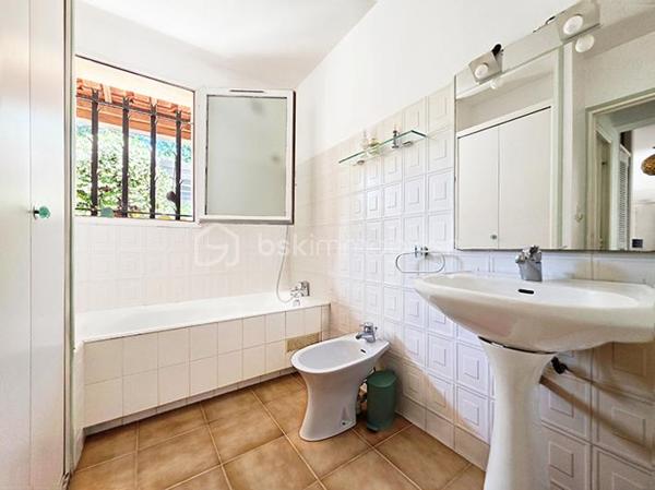 OFFRE ACCEPTEE Dans le quartier très recherché de Costebelle, à quelques minutes des plages, des commerces et des commodités, cette maison bénéficie d'un emplacement idéal, dans un quartier résidentiel calme et arboré .

Edifiée en 1980 sur vide sanitaire, elle est équipée en grande partie avec des éléments d'origine, mais a été parfaitement entretenue . Sa configuration en fait une maison extrêmement agréable à vivre dans un des secteurs les plus appréciés de Hyères .
Elle est implantée sur un joli terrain de 500 m2 environ, sans vis à vis, joliment paysagé, et bénéficie d'une mitoyenneté uniquement par le garage .
La propriété dévoile une atmosphère  verdoyante et parfumée : grand jasmin, vignes, rosiers, grenadier, pelouse, bougainvillier, un jardin charmant et intimiste .

Le niveau principal qui offre une vie de plain-pied confortable est distribué ainsi : 
- Une grande entrée avec placard dessert un séjour / salle à manger lumineux  de 25 m2 avec cheminée insert ouvert sur la terrasse du  jardin par une belle baie vitrée  . 
- Une belle cuisine entièrement équipée, semi-ouverte sur l'espace salle à manger grâce à son bar/ passe-plat est prolongée par une loggia de 4 m2 . 
- Enfin, l'espace nuit avec deux chambres avec grand placards intégrés, dont une avec porte fenêtre donnant sur le jardin .
- une salle de bain avec grand placard, fenêtre et baignoire,
- et des toilettes séparées .
Le Rdc est équipée d'une climatisation qui arrose le salon et l'espace nuit .

A l'étage, accessible actuellement par un monte charge sur vérins hydrauliques, un véritable espace indépendant complète la maison ( devis en cours pour un escalier ou un élévateur plus moderne ) : Parfait pour un adolescent, un jeune adulte, un espace artistique .. selon vos envies .
- Salon/ chambre ou atelier, 16 m2 à aménager selon vos envies, avec de grands espaces de rangements sous les rampants .
- chambre séparée avec grand placard
- toilettes séparées avec placards
- salle d'eau avec douche et vasque .
Un étage confortable, lumineux  et agréable à vivre grâce à son parquet et à ses 4 fenêtres .

Un garage avec mezzanine complète le bien . Il est profond et accessible également par le jardin, où il est prolongé par un préau . Cette configuration est parfaite pour un espace bricolage .

Prestations : façade refaite en 2016 . Charpente traitée régulièrement, ( dernier traitement en 2024. ) double vitrage d'origine sur chassis bois fonctionnels partout, cheminée insert, volets PVC, climatisation réversible, tableau électrique changé il y a un an, isolation ouate soufflée, récupérateur d'eau de pluie .

Charges pour l' ASL, 192 € / an
Taxe foncière : 1665 €