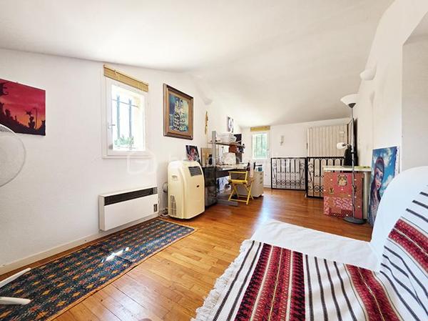 OFFRE ACCEPTEE Dans le quartier très recherché de Costebelle, à quelques minutes des plages, des commerces et des commodités, cette maison bénéficie d'un emplacement idéal, dans un quartier résidentiel calme et arboré .

Edifiée en 1980 sur vide sanitaire, elle est équipée en grande partie avec des éléments d'origine, mais a été parfaitement entretenue . Sa configuration en fait une maison extrêmement agréable à vivre dans un des secteurs les plus appréciés de Hyères .
Elle est implantée sur un joli terrain de 500 m2 environ, sans vis à vis, joliment paysagé, et bénéficie d'une mitoyenneté uniquement par le garage .
La propriété dévoile une atmosphère  verdoyante et parfumée : grand jasmin, vignes, rosiers, grenadier, pelouse, bougainvillier, un jardin charmant et intimiste .

Le niveau principal qui offre une vie de plain-pied confortable est distribué ainsi : 
- Une grande entrée avec placard dessert un séjour / salle à manger lumineux  de 25 m2 avec cheminée insert ouvert sur la terrasse du  jardin par une belle baie vitrée  . 
- Une belle cuisine entièrement équipée, semi-ouverte sur l'espace salle à manger grâce à son bar/ passe-plat est prolongée par une loggia de 4 m2 . 
- Enfin, l'espace nuit avec deux chambres avec grand placards intégrés, dont une avec porte fenêtre donnant sur le jardin .
- une salle de bain avec grand placard, fenêtre et baignoire,
- et des toilettes séparées .
Le Rdc est équipée d'une climatisation qui arrose le salon et l'espace nuit .

A l'étage, accessible actuellement par un monte charge sur vérins hydrauliques, un véritable espace indépendant complète la maison ( devis en cours pour un escalier ou un élévateur plus moderne ) : Parfait pour un adolescent, un jeune adulte, un espace artistique .. selon vos envies .
- Salon/ chambre ou atelier, 16 m2 à aménager selon vos envies, avec de grands espaces de rangements sous les rampants .
- chambre séparée avec grand placard
- toilettes séparées avec placards
- salle d'eau avec douche et vasque .
Un étage confortable, lumineux  et agréable à vivre grâce à son parquet et à ses 4 fenêtres .

Un garage avec mezzanine complète le bien . Il est profond et accessible également par le jardin, où il est prolongé par un préau . Cette configuration est parfaite pour un espace bricolage .

Prestations : façade refaite en 2016 . Charpente traitée régulièrement, ( dernier traitement en 2024. ) double vitrage d'origine sur chassis bois fonctionnels partout, cheminée insert, volets PVC, climatisation réversible, tableau électrique changé il y a un an, isolation ouate soufflée, récupérateur d'eau de pluie .

Charges pour l' ASL, 192 € / an
Taxe foncière : 1665 €