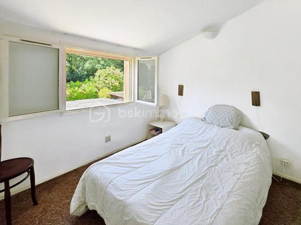 OFFRE ACCEPTEE Dans le quartier très recherché de Costebelle, à quelques minutes des plages, des commerces et des commodités, cette maison bénéficie d'un emplacement idéal, dans un quartier résidentiel calme et arboré .

Edifiée en 1980 sur vide sanitaire, elle est équipée en grande partie avec des éléments d'origine, mais a été parfaitement entretenue . Sa configuration en fait une maison extrêmement agréable à vivre dans un des secteurs les plus appréciés de Hyères .
Elle est implantée sur un joli terrain de 500 m2 environ, sans vis à vis, joliment paysagé, et bénéficie d'une mitoyenneté uniquement par le garage .
La propriété dévoile une atmosphère  verdoyante et parfumée : grand jasmin, vignes, rosiers, grenadier, pelouse, bougainvillier, un jardin charmant et intimiste .

Le niveau principal qui offre une vie de plain-pied confortable est distribué ainsi : 
- Une grande entrée avec placard dessert un séjour / salle à manger lumineux  de 25 m2 avec cheminée insert ouvert sur la terrasse du  jardin par une belle baie vitrée  . 
- Une belle cuisine entièrement équipée, semi-ouverte sur l'espace salle à manger grâce à son bar/ passe-plat est prolongée par une loggia de 4 m2 . 
- Enfin, l'espace nuit avec deux chambres avec grand placards intégrés, dont une avec porte fenêtre donnant sur le jardin .
- une salle de bain avec grand placard, fenêtre et baignoire,
- et des toilettes séparées .
Le Rdc est équipée d'une climatisation qui arrose le salon et l'espace nuit .

A l'étage, accessible actuellement par un monte charge sur vérins hydrauliques, un véritable espace indépendant complète la maison ( devis en cours pour un escalier ou un élévateur plus moderne ) : Parfait pour un adolescent, un jeune adulte, un espace artistique .. selon vos envies .
- Salon/ chambre ou atelier, 16 m2 à aménager selon vos envies, avec de grands espaces de rangements sous les rampants .
- chambre séparée avec grand placard
- toilettes séparées avec placards
- salle d'eau avec douche et vasque .
Un étage confortable, lumineux  et agréable à vivre grâce à son parquet et à ses 4 fenêtres .

Un garage avec mezzanine complète le bien . Il est profond et accessible également par le jardin, où il est prolongé par un préau . Cette configuration est parfaite pour un espace bricolage .

Prestations : façade refaite en 2016 . Charpente traitée régulièrement, ( dernier traitement en 2024. ) double vitrage d'origine sur chassis bois fonctionnels partout, cheminée insert, volets PVC, climatisation réversible, tableau électrique changé il y a un an, isolation ouate soufflée, récupérateur d'eau de pluie .

Charges pour l' ASL, 192 € / an
Taxe foncière : 1665 €