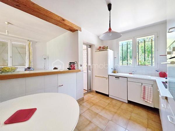 OFFRE ACCEPTEE Dans le quartier très recherché de Costebelle, à quelques minutes des plages, des commerces et des commodités, cette maison bénéficie d'un emplacement idéal, dans un quartier résidentiel calme et arboré .

Edifiée en 1980 sur vide sanitaire, elle est équipée en grande partie avec des éléments d'origine, mais a été parfaitement entretenue . Sa configuration en fait une maison extrêmement agréable à vivre dans un des secteurs les plus appréciés de Hyères .
Elle est implantée sur un joli terrain de 500 m2 environ, sans vis à vis, joliment paysagé, et bénéficie d'une mitoyenneté uniquement par le garage .
La propriété dévoile une atmosphère  verdoyante et parfumée : grand jasmin, vignes, rosiers, grenadier, pelouse, bougainvillier, un jardin charmant et intimiste .

Le niveau principal qui offre une vie de plain-pied confortable est distribué ainsi : 
- Une grande entrée avec placard dessert un séjour / salle à manger lumineux  de 25 m2 avec cheminée insert ouvert sur la terrasse du  jardin par une belle baie vitrée  . 
- Une belle cuisine entièrement équipée, semi-ouverte sur l'espace salle à manger grâce à son bar/ passe-plat est prolongée par une loggia de 4 m2 . 
- Enfin, l'espace nuit avec deux chambres avec grand placards intégrés, dont une avec porte fenêtre donnant sur le jardin .
- une salle de bain avec grand placard, fenêtre et baignoire,
- et des toilettes séparées .
Le Rdc est équipée d'une climatisation qui arrose le salon et l'espace nuit .

A l'étage, accessible actuellement par un monte charge sur vérins hydrauliques, un véritable espace indépendant complète la maison ( devis en cours pour un escalier ou un élévateur plus moderne ) : Parfait pour un adolescent, un jeune adulte, un espace artistique .. selon vos envies .
- Salon/ chambre ou atelier, 16 m2 à aménager selon vos envies, avec de grands espaces de rangements sous les rampants .
- chambre séparée avec grand placard
- toilettes séparées avec placards
- salle d'eau avec douche et vasque .
Un étage confortable, lumineux  et agréable à vivre grâce à son parquet et à ses 4 fenêtres .

Un garage avec mezzanine complète le bien . Il est profond et accessible également par le jardin, où il est prolongé par un préau . Cette configuration est parfaite pour un espace bricolage .

Prestations : façade refaite en 2016 . Charpente traitée régulièrement, ( dernier traitement en 2024. ) double vitrage d'origine sur chassis bois fonctionnels partout, cheminée insert, volets PVC, climatisation réversible, tableau électrique changé il y a un an, isolation ouate soufflée, récupérateur d'eau de pluie .

Charges pour l' ASL, 192 € / an
Taxe foncière : 1665 €