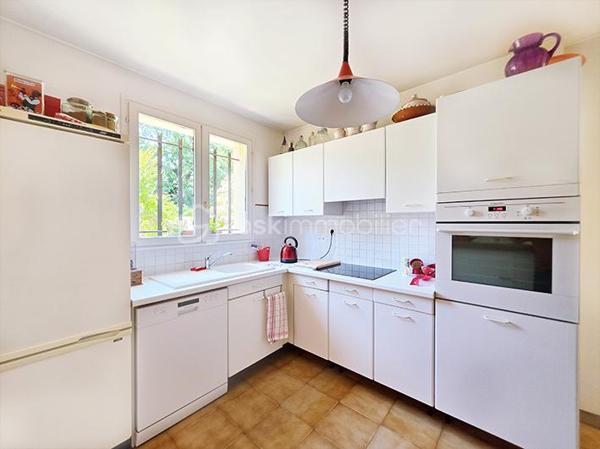 OFFRE ACCEPTEE Dans le quartier très recherché de Costebelle, à quelques minutes des plages, des commerces et des commodités, cette maison bénéficie d'un emplacement idéal, dans un quartier résidentiel calme et arboré .

Edifiée en 1980 sur vide sanitaire, elle est équipée en grande partie avec des éléments d'origine, mais a été parfaitement entretenue . Sa configuration en fait une maison extrêmement agréable à vivre dans un des secteurs les plus appréciés de Hyères .
Elle est implantée sur un joli terrain de 500 m2 environ, sans vis à vis, joliment paysagé, et bénéficie d'une mitoyenneté uniquement par le garage .
La propriété dévoile une atmosphère  verdoyante et parfumée : grand jasmin, vignes, rosiers, grenadier, pelouse, bougainvillier, un jardin charmant et intimiste .

Le niveau principal qui offre une vie de plain-pied confortable est distribué ainsi : 
- Une grande entrée avec placard dessert un séjour / salle à manger lumineux  de 25 m2 avec cheminée insert ouvert sur la terrasse du  jardin par une belle baie vitrée  . 
- Une belle cuisine entièrement équipée, semi-ouverte sur l'espace salle à manger grâce à son bar/ passe-plat est prolongée par une loggia de 4 m2 . 
- Enfin, l'espace nuit avec deux chambres avec grand placards intégrés, dont une avec porte fenêtre donnant sur le jardin .
- une salle de bain avec grand placard, fenêtre et baignoire,
- et des toilettes séparées .
Le Rdc est équipée d'une climatisation qui arrose le salon et l'espace nuit .

A l'étage, accessible actuellement par un monte charge sur vérins hydrauliques, un véritable espace indépendant complète la maison ( devis en cours pour un escalier ou un élévateur plus moderne ) : Parfait pour un adolescent, un jeune adulte, un espace artistique .. selon vos envies .
- Salon/ chambre ou atelier, 16 m2 à aménager selon vos envies, avec de grands espaces de rangements sous les rampants .
- chambre séparée avec grand placard
- toilettes séparées avec placards
- salle d'eau avec douche et vasque .
Un étage confortable, lumineux  et agréable à vivre grâce à son parquet et à ses 4 fenêtres .

Un garage avec mezzanine complète le bien . Il est profond et accessible également par le jardin, où il est prolongé par un préau . Cette configuration est parfaite pour un espace bricolage .

Prestations : façade refaite en 2016 . Charpente traitée régulièrement, ( dernier traitement en 2024. ) double vitrage d'origine sur chassis bois fonctionnels partout, cheminée insert, volets PVC, climatisation réversible, tableau électrique changé il y a un an, isolation ouate soufflée, récupérateur d'eau de pluie .

Charges pour l' ASL, 192 € / an
Taxe foncière : 1665 €