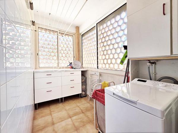 OFFRE ACCEPTEE Dans le quartier très recherché de Costebelle, à quelques minutes des plages, des commerces et des commodités, cette maison bénéficie d'un emplacement idéal, dans un quartier résidentiel calme et arboré .

Edifiée en 1980 sur vide sanitaire, elle est équipée en grande partie avec des éléments d'origine, mais a été parfaitement entretenue . Sa configuration en fait une maison extrêmement agréable à vivre dans un des secteurs les plus appréciés de Hyères .
Elle est implantée sur un joli terrain de 500 m2 environ, sans vis à vis, joliment paysagé, et bénéficie d'une mitoyenneté uniquement par le garage .
La propriété dévoile une atmosphère  verdoyante et parfumée : grand jasmin, vignes, rosiers, grenadier, pelouse, bougainvillier, un jardin charmant et intimiste .

Le niveau principal qui offre une vie de plain-pied confortable est distribué ainsi : 
- Une grande entrée avec placard dessert un séjour / salle à manger lumineux  de 25 m2 avec cheminée insert ouvert sur la terrasse du  jardin par une belle baie vitrée  . 
- Une belle cuisine entièrement équipée, semi-ouverte sur l'espace salle à manger grâce à son bar/ passe-plat est prolongée par une loggia de 4 m2 . 
- Enfin, l'espace nuit avec deux chambres avec grand placards intégrés, dont une avec porte fenêtre donnant sur le jardin .
- une salle de bain avec grand placard, fenêtre et baignoire,
- et des toilettes séparées .
Le Rdc est équipée d'une climatisation qui arrose le salon et l'espace nuit .

A l'étage, accessible actuellement par un monte charge sur vérins hydrauliques, un véritable espace indépendant complète la maison ( devis en cours pour un escalier ou un élévateur plus moderne ) : Parfait pour un adolescent, un jeune adulte, un espace artistique .. selon vos envies .
- Salon/ chambre ou atelier, 16 m2 à aménager selon vos envies, avec de grands espaces de rangements sous les rampants .
- chambre séparée avec grand placard
- toilettes séparées avec placards
- salle d'eau avec douche et vasque .
Un étage confortable, lumineux  et agréable à vivre grâce à son parquet et à ses 4 fenêtres .

Un garage avec mezzanine complète le bien . Il est profond et accessible également par le jardin, où il est prolongé par un préau . Cette configuration est parfaite pour un espace bricolage .

Prestations : façade refaite en 2016 . Charpente traitée régulièrement, ( dernier traitement en 2024. ) double vitrage d'origine sur chassis bois fonctionnels partout, cheminée insert, volets PVC, climatisation réversible, tableau électrique changé il y a un an, isolation ouate soufflée, récupérateur d'eau de pluie .

Charges pour l' ASL, 192 € / an
Taxe foncière : 1665 €