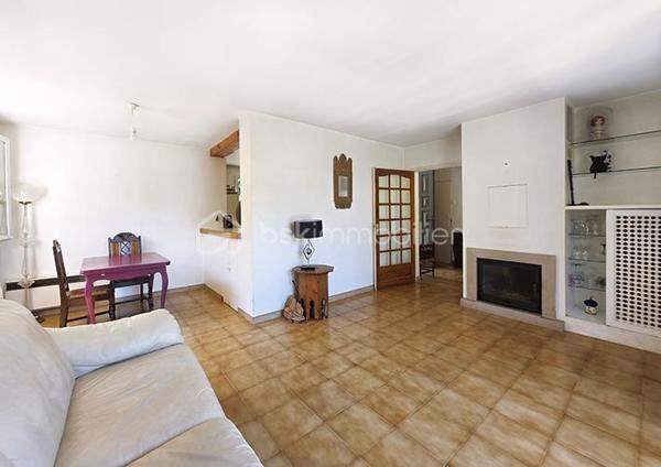 OFFRE ACCEPTEE Dans le quartier très recherché de Costebelle, à quelques minutes des plages, des commerces et des commodités, cette maison bénéficie d'un emplacement idéal, dans un quartier résidentiel calme et arboré .

Edifiée en 1980 sur vide sanitaire, elle est équipée en grande partie avec des éléments d'origine, mais a été parfaitement entretenue . Sa configuration en fait une maison extrêmement agréable à vivre dans un des secteurs les plus appréciés de Hyères .
Elle est implantée sur un joli terrain de 500 m2 environ, sans vis à vis, joliment paysagé, et bénéficie d'une mitoyenneté uniquement par le garage .
La propriété dévoile une atmosphère  verdoyante et parfumée : grand jasmin, vignes, rosiers, grenadier, pelouse, bougainvillier, un jardin charmant et intimiste .

Le niveau principal qui offre une vie de plain-pied confortable est distribué ainsi : 
- Une grande entrée avec placard dessert un séjour / salle à manger lumineux  de 25 m2 avec cheminée insert ouvert sur la terrasse du  jardin par une belle baie vitrée  . 
- Une belle cuisine entièrement équipée, semi-ouverte sur l'espace salle à manger grâce à son bar/ passe-plat est prolongée par une loggia de 4 m2 . 
- Enfin, l'espace nuit avec deux chambres avec grand placards intégrés, dont une avec porte fenêtre donnant sur le jardin .
- une salle de bain avec grand placard, fenêtre et baignoire,
- et des toilettes séparées .
Le Rdc est équipée d'une climatisation qui arrose le salon et l'espace nuit .

A l'étage, accessible actuellement par un monte charge sur vérins hydrauliques, un véritable espace indépendant complète la maison ( devis en cours pour un escalier ou un élévateur plus moderne ) : Parfait pour un adolescent, un jeune adulte, un espace artistique .. selon vos envies .
- Salon/ chambre ou atelier, 16 m2 à aménager selon vos envies, avec de grands espaces de rangements sous les rampants .
- chambre séparée avec grand placard
- toilettes séparées avec placards
- salle d'eau avec douche et vasque .
Un étage confortable, lumineux  et agréable à vivre grâce à son parquet et à ses 4 fenêtres .

Un garage avec mezzanine complète le bien . Il est profond et accessible également par le jardin, où il est prolongé par un préau . Cette configuration est parfaite pour un espace bricolage .

Prestations : façade refaite en 2016 . Charpente traitée régulièrement, ( dernier traitement en 2024. ) double vitrage d'origine sur chassis bois fonctionnels partout, cheminée insert, volets PVC, climatisation réversible, tableau électrique changé il y a un an, isolation ouate soufflée, récupérateur d'eau de pluie .

Charges pour l' ASL, 192 € / an
Taxe foncière : 1665 €