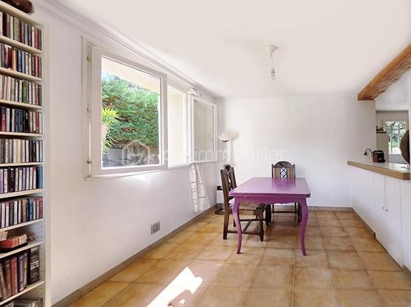 OFFRE ACCEPTEE Dans le quartier très recherché de Costebelle, à quelques minutes des plages, des commerces et des commodités, cette maison bénéficie d'un emplacement idéal, dans un quartier résidentiel calme et arboré .

Edifiée en 1980 sur vide sanitaire, elle est équipée en grande partie avec des éléments d'origine, mais a été parfaitement entretenue . Sa configuration en fait une maison extrêmement agréable à vivre dans un des secteurs les plus appréciés de Hyères .
Elle est implantée sur un joli terrain de 500 m2 environ, sans vis à vis, joliment paysagé, et bénéficie d'une mitoyenneté uniquement par le garage .
La propriété dévoile une atmosphère  verdoyante et parfumée : grand jasmin, vignes, rosiers, grenadier, pelouse, bougainvillier, un jardin charmant et intimiste .

Le niveau principal qui offre une vie de plain-pied confortable est distribué ainsi : 
- Une grande entrée avec placard dessert un séjour / salle à manger lumineux  de 25 m2 avec cheminée insert ouvert sur la terrasse du  jardin par une belle baie vitrée  . 
- Une belle cuisine entièrement équipée, semi-ouverte sur l'espace salle à manger grâce à son bar/ passe-plat est prolongée par une loggia de 4 m2 . 
- Enfin, l'espace nuit avec deux chambres avec grand placards intégrés, dont une avec porte fenêtre donnant sur le jardin .
- une salle de bain avec grand placard, fenêtre et baignoire,
- et des toilettes séparées .
Le Rdc est équipée d'une climatisation qui arrose le salon et l'espace nuit .

A l'étage, accessible actuellement par un monte charge sur vérins hydrauliques, un véritable espace indépendant complète la maison ( devis en cours pour un escalier ou un élévateur plus moderne ) : Parfait pour un adolescent, un jeune adulte, un espace artistique .. selon vos envies .
- Salon/ chambre ou atelier, 16 m2 à aménager selon vos envies, avec de grands espaces de rangements sous les rampants .
- chambre séparée avec grand placard
- toilettes séparées avec placards
- salle d'eau avec douche et vasque .
Un étage confortable, lumineux  et agréable à vivre grâce à son parquet et à ses 4 fenêtres .

Un garage avec mezzanine complète le bien . Il est profond et accessible également par le jardin, où il est prolongé par un préau . Cette configuration est parfaite pour un espace bricolage .

Prestations : façade refaite en 2016 . Charpente traitée régulièrement, ( dernier traitement en 2024. ) double vitrage d'origine sur chassis bois fonctionnels partout, cheminée insert, volets PVC, climatisation réversible, tableau électrique changé il y a un an, isolation ouate soufflée, récupérateur d'eau de pluie .

Charges pour l' ASL, 192 € / an
Taxe foncière : 1665 €