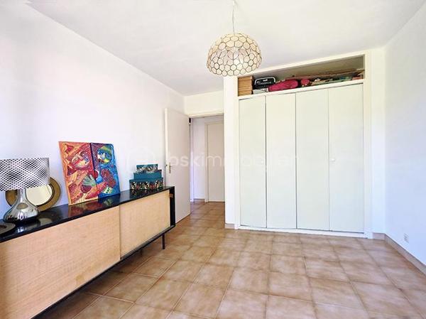 OFFRE ACCEPTEE Dans le quartier très recherché de Costebelle, à quelques minutes des plages, des commerces et des commodités, cette maison bénéficie d'un emplacement idéal, dans un quartier résidentiel calme et arboré .

Edifiée en 1980 sur vide sanitaire, elle est équipée en grande partie avec des éléments d'origine, mais a été parfaitement entretenue . Sa configuration en fait une maison extrêmement agréable à vivre dans un des secteurs les plus appréciés de Hyères .
Elle est implantée sur un joli terrain de 500 m2 environ, sans vis à vis, joliment paysagé, et bénéficie d'une mitoyenneté uniquement par le garage .
La propriété dévoile une atmosphère  verdoyante et parfumée : grand jasmin, vignes, rosiers, grenadier, pelouse, bougainvillier, un jardin charmant et intimiste .

Le niveau principal qui offre une vie de plain-pied confortable est distribué ainsi : 
- Une grande entrée avec placard dessert un séjour / salle à manger lumineux  de 25 m2 avec cheminée insert ouvert sur la terrasse du  jardin par une belle baie vitrée  . 
- Une belle cuisine entièrement équipée, semi-ouverte sur l'espace salle à manger grâce à son bar/ passe-plat est prolongée par une loggia de 4 m2 . 
- Enfin, l'espace nuit avec deux chambres avec grand placards intégrés, dont une avec porte fenêtre donnant sur le jardin .
- une salle de bain avec grand placard, fenêtre et baignoire,
- et des toilettes séparées .
Le Rdc est équipée d'une climatisation qui arrose le salon et l'espace nuit .

A l'étage, accessible actuellement par un monte charge sur vérins hydrauliques, un véritable espace indépendant complète la maison ( devis en cours pour un escalier ou un élévateur plus moderne ) : Parfait pour un adolescent, un jeune adulte, un espace artistique .. selon vos envies .
- Salon/ chambre ou atelier, 16 m2 à aménager selon vos envies, avec de grands espaces de rangements sous les rampants .
- chambre séparée avec grand placard
- toilettes séparées avec placards
- salle d'eau avec douche et vasque .
Un étage confortable, lumineux  et agréable à vivre grâce à son parquet et à ses 4 fenêtres .

Un garage avec mezzanine complète le bien . Il est profond et accessible également par le jardin, où il est prolongé par un préau . Cette configuration est parfaite pour un espace bricolage .

Prestations : façade refaite en 2016 . Charpente traitée régulièrement, ( dernier traitement en 2024. ) double vitrage d'origine sur chassis bois fonctionnels partout, cheminée insert, volets PVC, climatisation réversible, tableau électrique changé il y a un an, isolation ouate soufflée, récupérateur d'eau de pluie .

Charges pour l' ASL, 192 € / an
Taxe foncière : 1665 €
