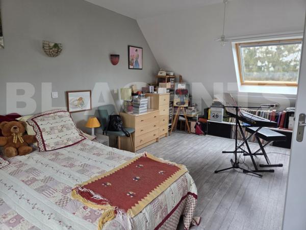 Pavillon 5 chambres sur terrain clos de 1000 m²