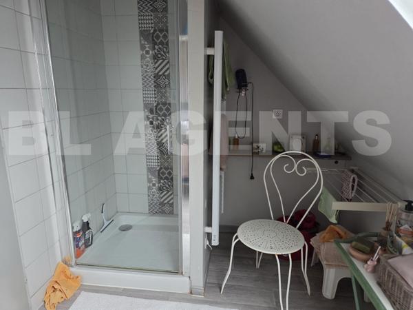 Pavillon 5 chambres sur terrain clos de 1000 m²