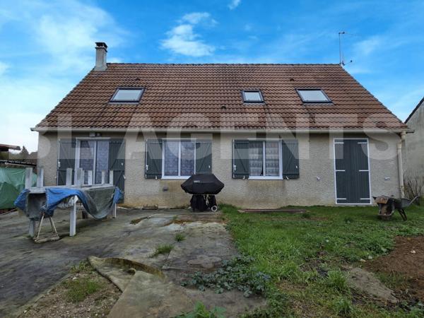 Pavillon 5 chambres sur terrain clos de 1000 m²