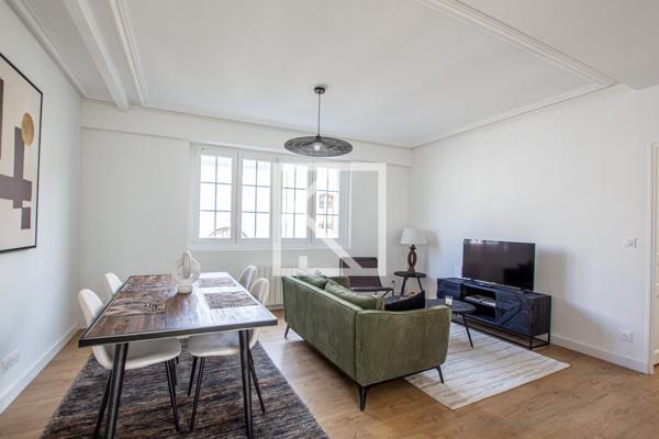 Appartement avec terrasse de 52 m2 - Place du Lycée