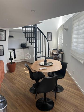 Rare à la Grande Motte, situé en plein cœur de ville, à quelques pas de la mer et des commerces, venez découvrir cet appartement 2 pièces cabine en duplex de 50m2.

Cet  appartement P2de 42m2 comprend un séjour, une cuisine ouverte et équipée,  un WC séparée.  À l'étage, deux chambres et une salle de bain.

Les + : façades refaites en 2025, climatisation, double vitrage, vendu meublé.

DPE en cours
Taxe foncière : 847€

PAS DE PARKING