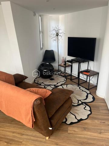 Rare à la Grande Motte, situé en plein cœur de ville, à quelques pas de la mer et des commerces, venez découvrir cet appartement 2 pièces cabine en duplex de 50m2.

Cet  appartement P2de 42m2 comprend un séjour, une cuisine ouverte et équipée,  un WC séparée.  À l'étage, deux chambres et une salle de bain.

Les + : façades refaites en 2025, climatisation, double vitrage, vendu meublé.

DPE en cours
Taxe foncière : 847€

PAS DE PARKING