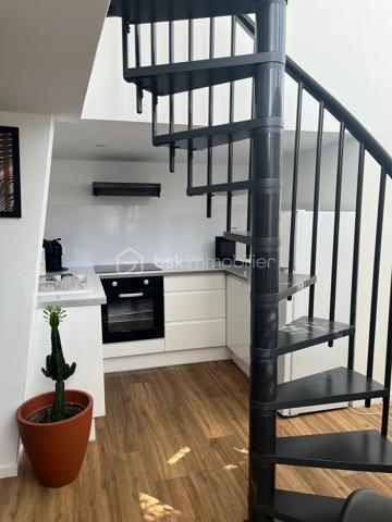 Rare à la Grande Motte, situé en plein cœur de ville, à quelques pas de la mer et des commerces, venez découvrir cet appartement 2 pièces cabine en duplex de 50m2.

Cet  appartement P2de 42m2 comprend un séjour, une cuisine ouverte et équipée,  un WC séparée.  À l'étage, deux chambres et une salle de bain.

Les + : façades refaites en 2025, climatisation, double vitrage, vendu meublé.

DPE en cours
Taxe foncière : 847€

PAS DE PARKING