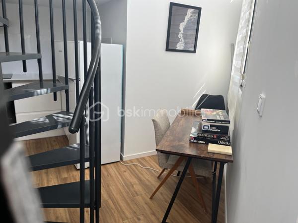 Rare à la Grande Motte, situé en plein cœur de ville, à quelques pas de la mer et des commerces, venez découvrir cet appartement 2 pièces cabine en duplex de 50m2.

Cet  appartement P2de 42m2 comprend un séjour, une cuisine ouverte et équipée,  un WC séparée.  À l'étage, deux chambres et une salle de bain.

Les + : façades refaites en 2025, climatisation, double vitrage, vendu meublé.

DPE en cours
Taxe foncière : 847€

PAS DE PARKING