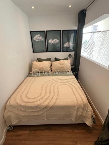 Rare à la Grande Motte, situé en plein cœur de ville, à quelques pas de la mer et des commerces, venez découvrir cet appartement 2 pièces cabine en duplex de 50m2.

Cet  appartement P2de 42m2 comprend un séjour, une cuisine ouverte et équipée,  un WC séparée.  À l'étage, deux chambres et une salle de bain.

Les + : façades refaites en 2025, climatisation, double vitrage, vendu meublé.

DPE en cours
Taxe foncière : 847€

PAS DE PARKING