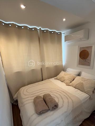 Rare à la Grande Motte, situé en plein cœur de ville, à quelques pas de la mer et des commerces, venez découvrir cet appartement 2 pièces cabine en duplex de 50m2.

Cet  appartement P2de 42m2 comprend un séjour, une cuisine ouverte et équipée,  un WC séparée.  À l'étage, deux chambres et une salle de bain.

Les + : façades refaites en 2025, climatisation, double vitrage, vendu meublé.

DPE en cours
Taxe foncière : 847€

PAS DE PARKING