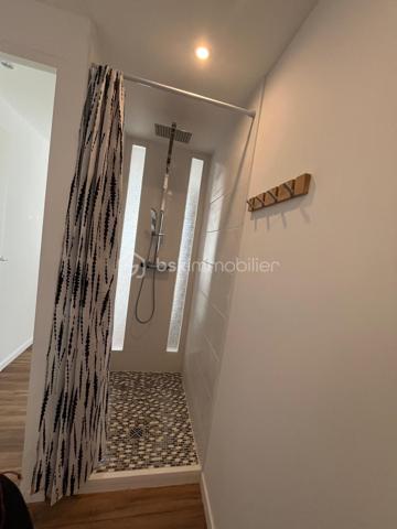 Rare à la Grande Motte, situé en plein cœur de ville, à quelques pas de la mer et des commerces, venez découvrir cet appartement 2 pièces cabine en duplex de 50m2.

Cet  appartement P2de 42m2 comprend un séjour, une cuisine ouverte et équipée,  un WC séparée.  À l'étage, deux chambres et une salle de bain.

Les + : façades refaites en 2025, climatisation, double vitrage, vendu meublé.

DPE en cours
Taxe foncière : 847€

PAS DE PARKING