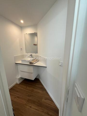 Rare à la Grande Motte, situé en plein cœur de ville, à quelques pas de la mer et des commerces, venez découvrir cet appartement 2 pièces cabine en duplex de 50m2.

Cet  appartement P2de 42m2 comprend un séjour, une cuisine ouverte et équipée,  un WC séparée.  À l'étage, deux chambres et une salle de bain.

Les + : façades refaites en 2025, climatisation, double vitrage, vendu meublé.

DPE en cours
Taxe foncière : 847€

PAS DE PARKING