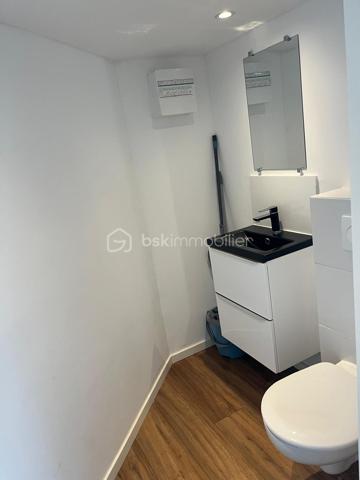Rare à la Grande Motte, situé en plein cœur de ville, à quelques pas de la mer et des commerces, venez découvrir cet appartement 2 pièces cabine en duplex de 50m2.

Cet  appartement P2de 42m2 comprend un séjour, une cuisine ouverte et équipée,  un WC séparée.  À l'étage, deux chambres et une salle de bain.

Les + : façades refaites en 2025, climatisation, double vitrage, vendu meublé.

DPE en cours
Taxe foncière : 847€

PAS DE PARKING