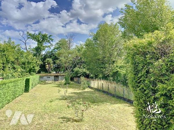 Entre le Bois de Thouars et le Parc Peixotto, à proximité d'un centre commercial , cette maison...