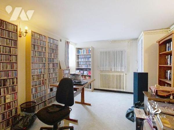 Entre le Bois de Thouars et le Parc Peixotto, à proximité d'un centre commercial , cette maison...