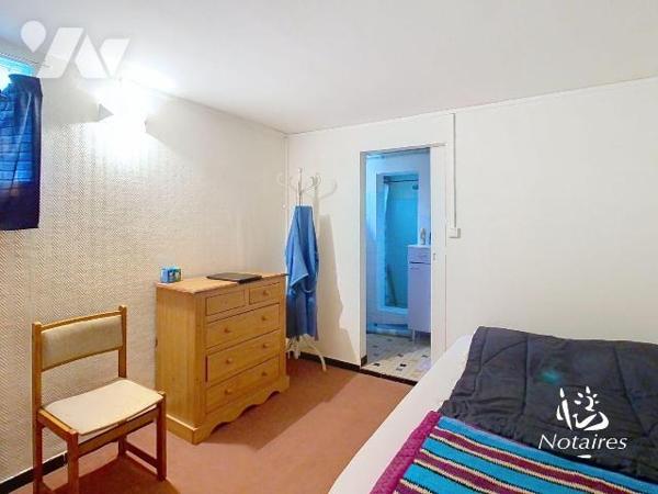 Entre le Bois de Thouars et le Parc Peixotto, à proximité d'un centre commercial , cette maison...