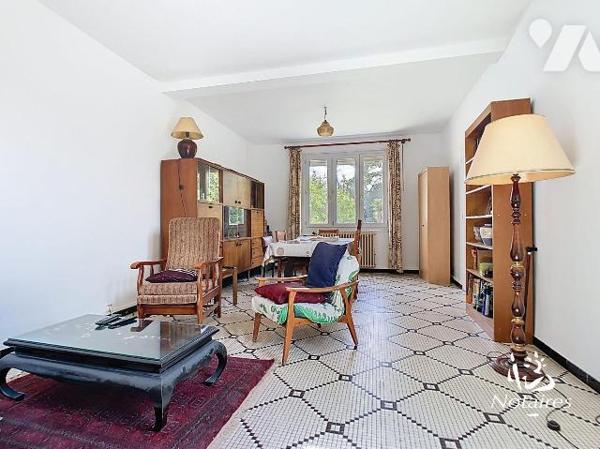 Entre le Bois de Thouars et le Parc Peixotto, à proximité d'un centre commercial , cette maison...