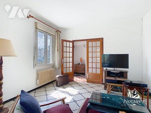 Entre le Bois de Thouars et le Parc Peixotto, à proximité d'un centre commercial , cette maison...