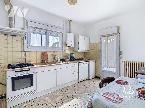 Entre le Bois de Thouars et le Parc Peixotto, à proximité d'un centre commercial , cette maison...