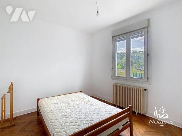 Entre le Bois de Thouars et le Parc Peixotto, à proximité d'un centre commercial , cette maison...